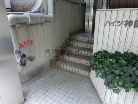 正面玄関の段差です