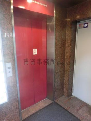 赤い扉のエレベーターです