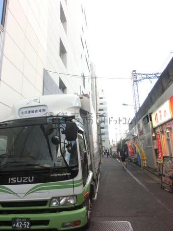 入口前面の道路です