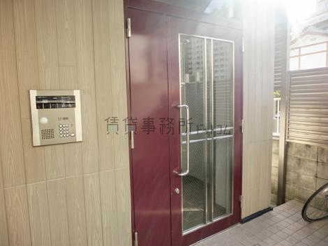 入口の奥が1F専用入口となっております