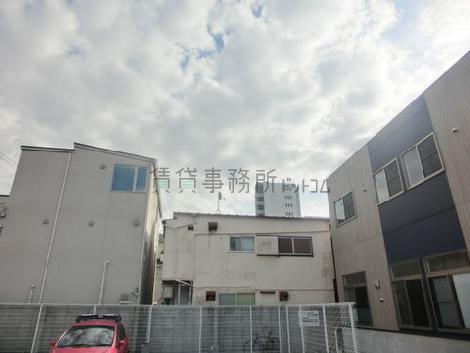 低層ビルが建ち並ぶ町並みです