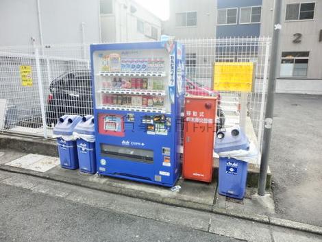駐車場入口に自動販売機があります