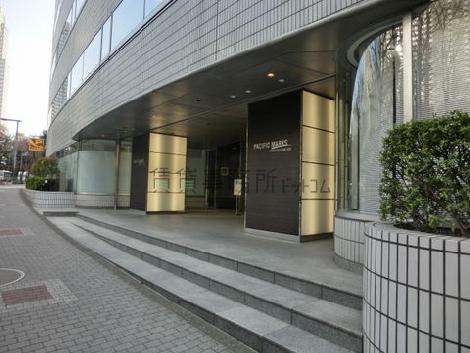 エントランス前は段差があります