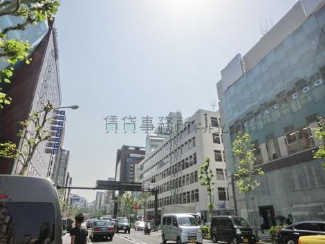明治通り沿い、活気のあるエリアです