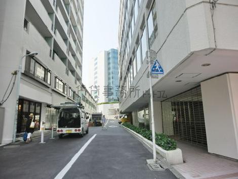 裏手は搬入口となっています