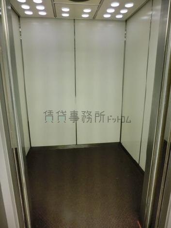 20人乗りの広いエレベーターです