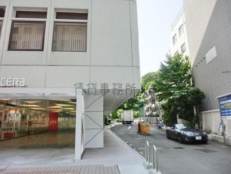建物の正面右手が駐車場出入口です
