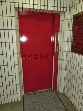 赤いエレベーター