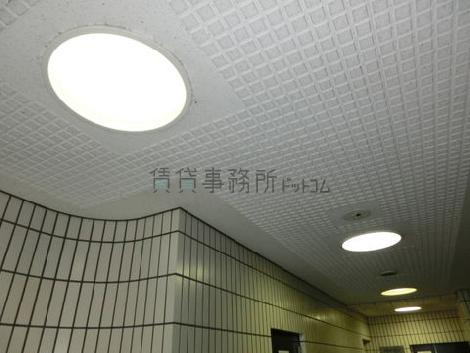 明るいエントランスの照明