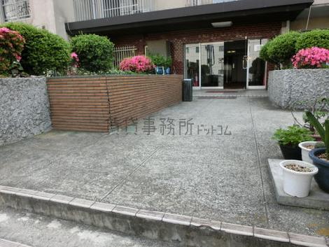 玄関口は植木があります