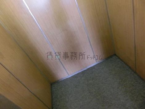 綺麗なエレベーター内部です