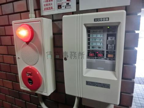 火災報知器がエントランス内にあります