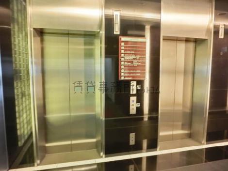 煌びやかなテクスチャ―の乗り場前