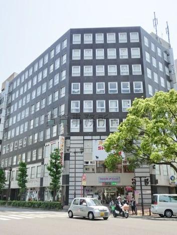 窓で埋め尽くされた壁面