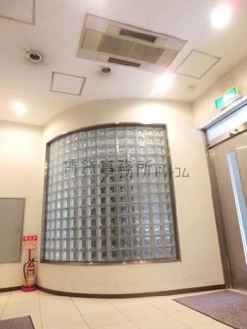 自然光の入るエントランス