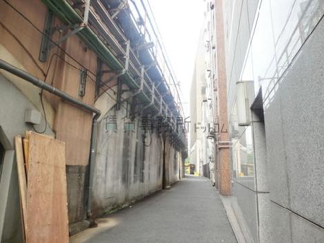 隣接する脇道
