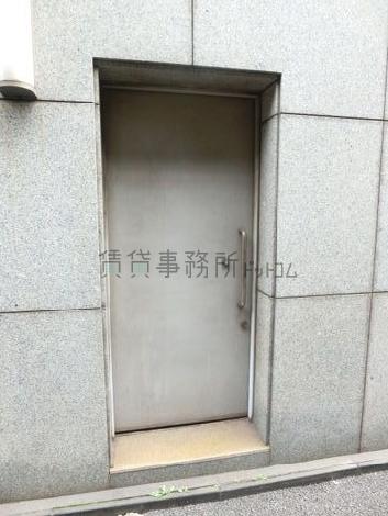 側面の通用口