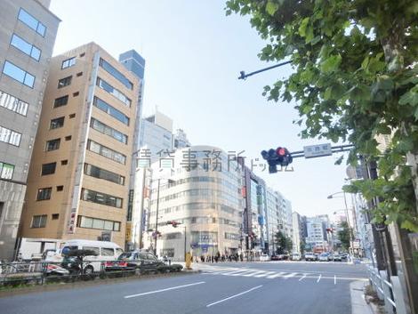 靖国通り沿い