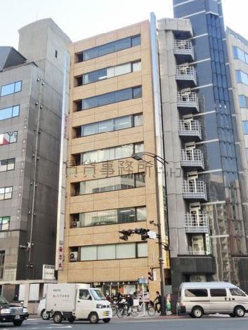 横幅の広いガラス窓
