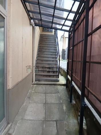 階段を上った先に2階以上になります