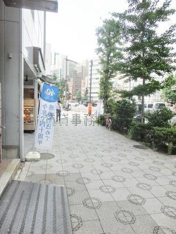歩道が綺麗に舗装されています