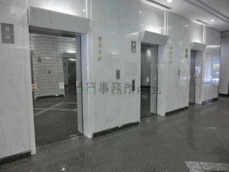 エレベーターは6基です