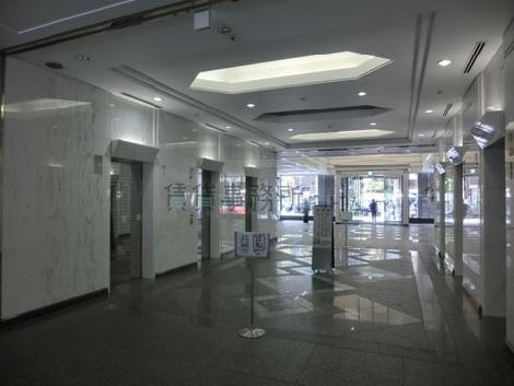 両側に3基ずつエレベーターがあります