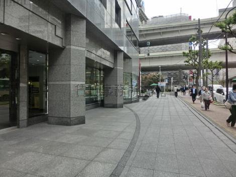 エントランス前はスペースが広々しています