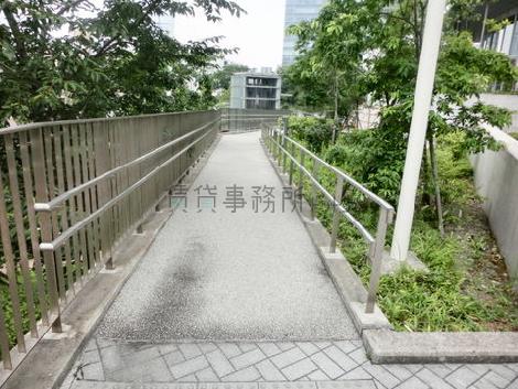 背面にある室外エレベーター通り