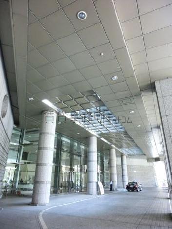 車を横付け可能な広い玄関口