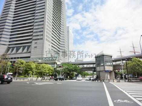隣接する幅の広い車道
