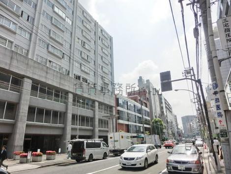 正面の道路は交通量が多くあります