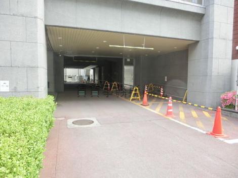 車両出入口です