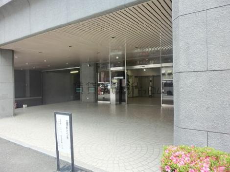 正面玄関前に広々としたスペースが設けられています