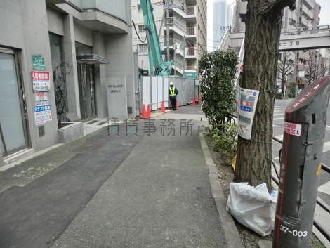 正面玄関前歩道です