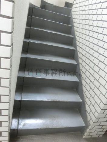 裏側の階段