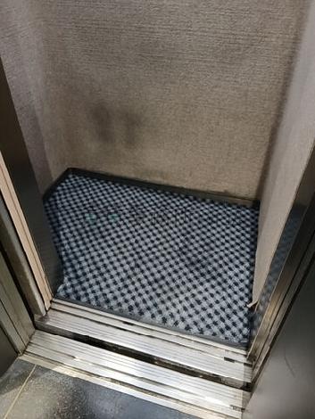 エレベーター内部