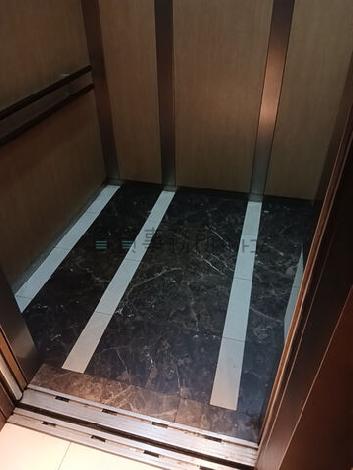 エレベーター内部