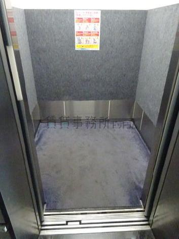 エレベーター内部