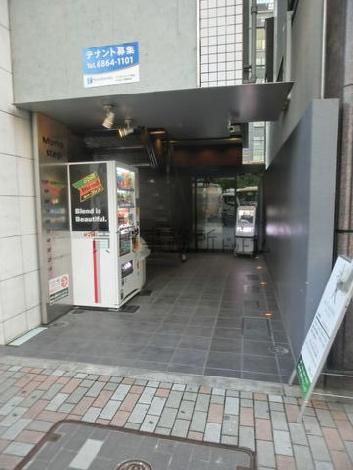 物件の正面玄関付近