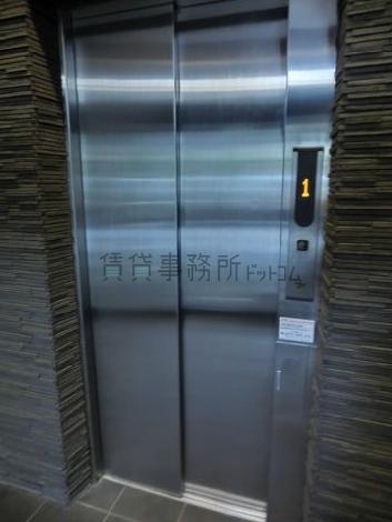 メタリックで真新しいEVです