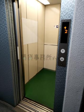 エレベーター内部