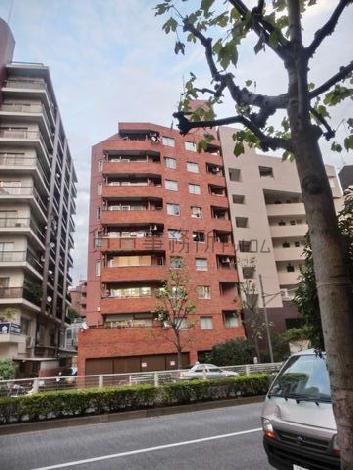外苑西通り沿いに当物件はございます