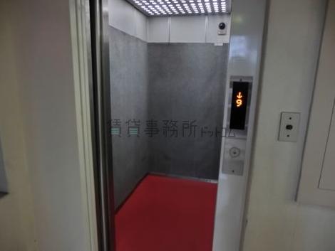 エレベーター内です