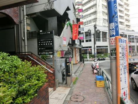 前面の歩道です