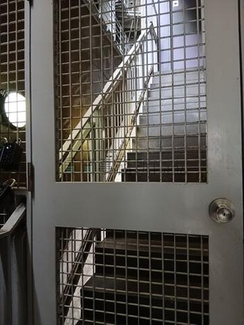 ドアを開くと外階段があります