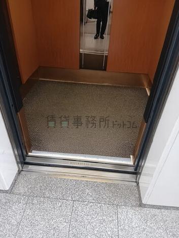 エレベーター内部