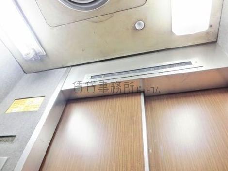 エレベーター内の天井照明
