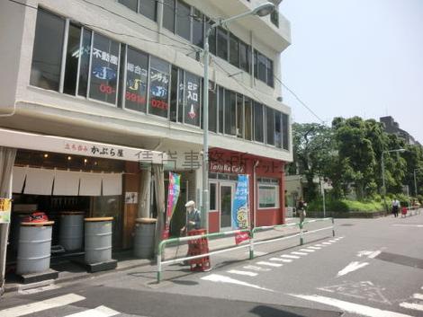 シアター通り沿いです