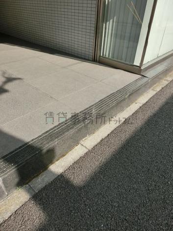 正面玄関前の段差